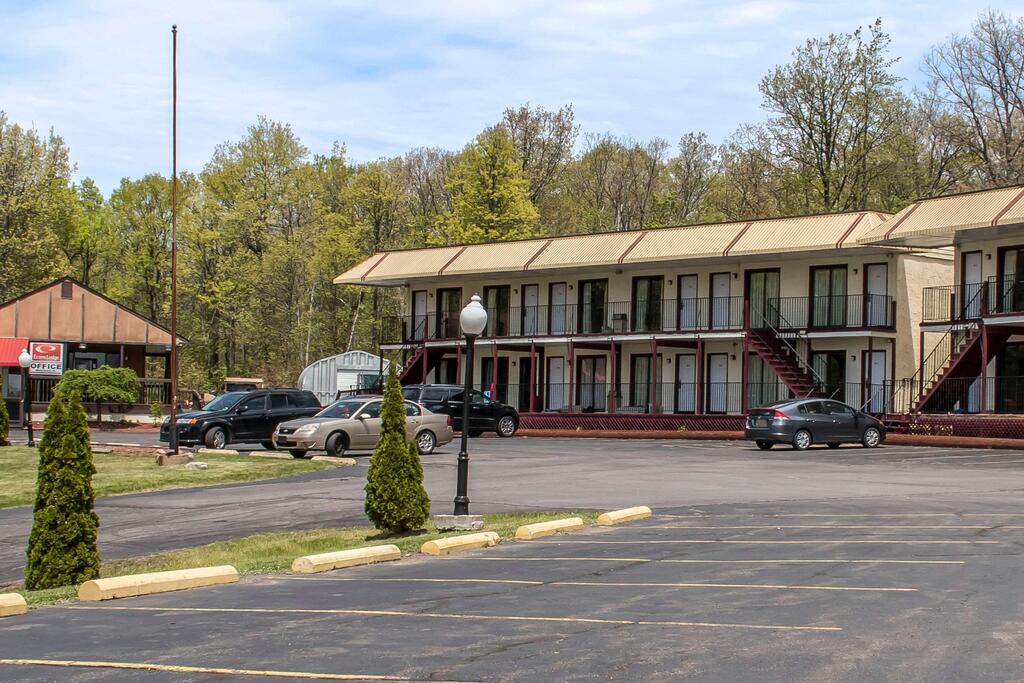 Econo Lodge Inn & Suites Pocono Near Lake Harmony - thumb 0