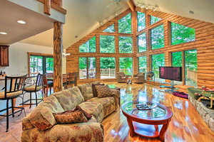 Golf Course Bellaire Home With Hot Tub & BBQ!