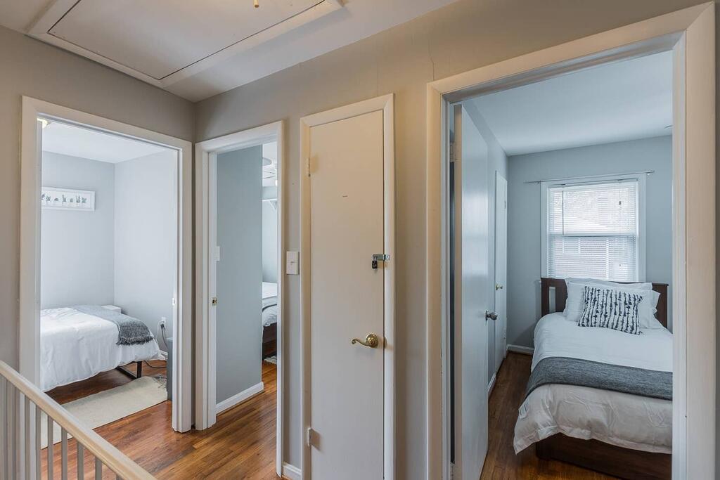 Gorgeous House With Pool Table 1 Block To Metro - thumb 2