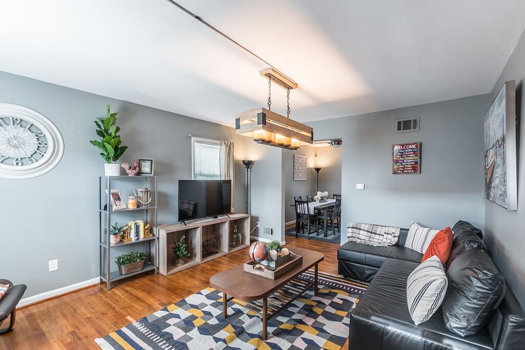 Gorgeous House With Pool Table 1 Block To Metro - thumb 0