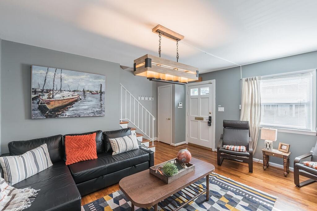 Gorgeous House With Pool Table 1 Block To Metro - thumb 1