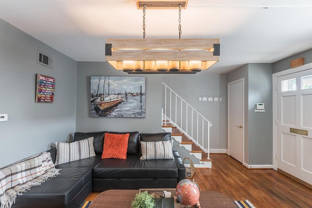 Gorgeous House With Pool Table 1 Block To Metro - thumb 3