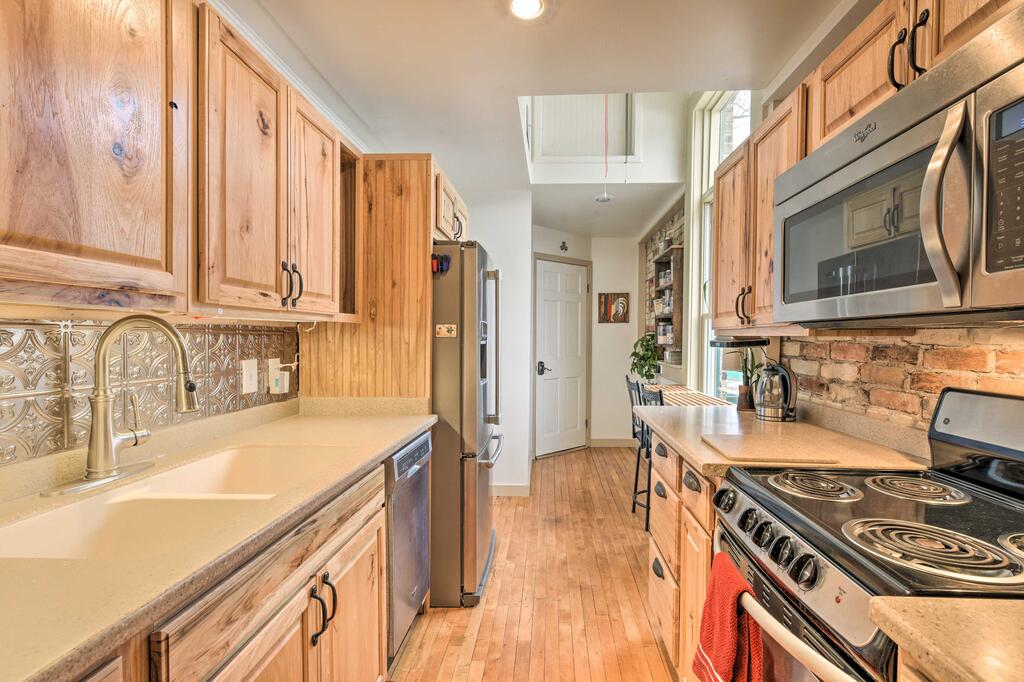 Historic & Updated Apt Less Than 4 Mi To Oval Beach! - thumb 3