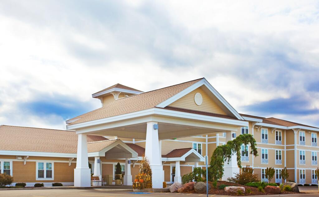 Holiday Inn Express & Suites Iron Mountain - thumb 0