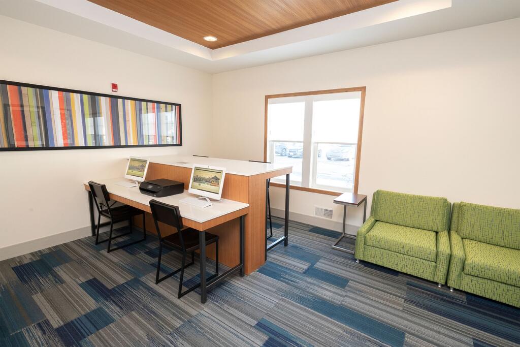 Holiday Inn Express & Suites Iron Mountain - thumb 1