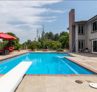 House with Hill and City Views Heated Pool and Spa Outdoor Fire Pit and Indoor Fireplace - Accommodation Michigan