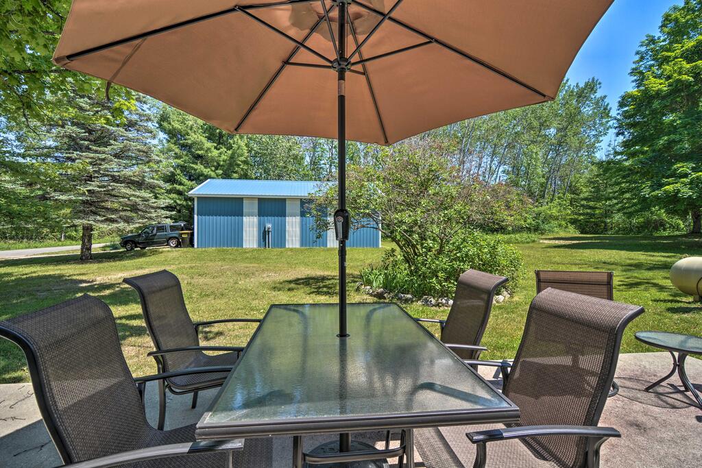 Lake Charlevoix Pet-Friendly Cabin Getaway! - thumb 1