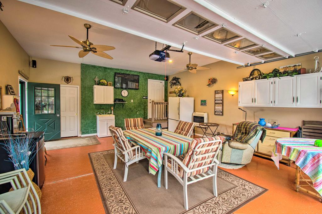 Large Family Home With Deck And Yard On Lake Huron - thumb 0