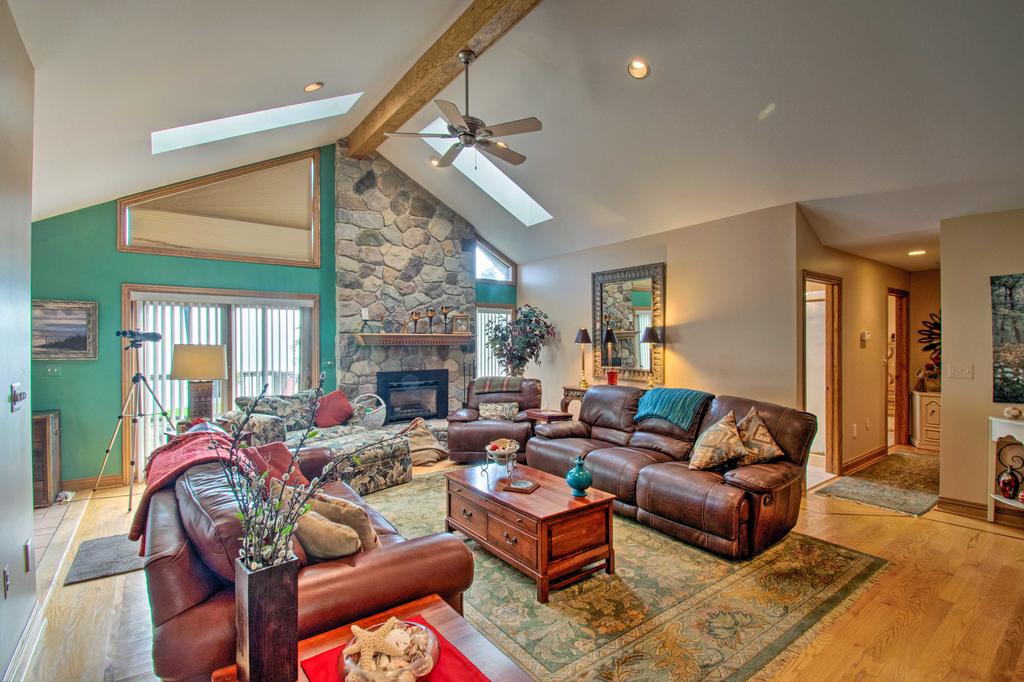 Large Family Home With Deck And Yard On Lake Huron - thumb 3