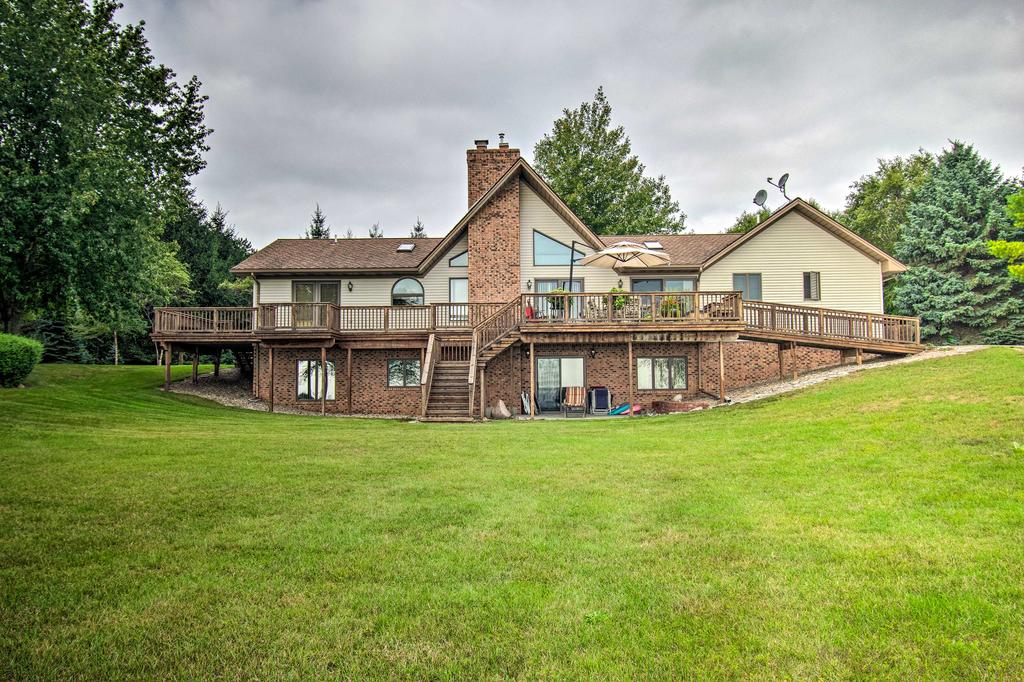 Large Family Home With Deck And Yard On Lake Huron - thumb 1