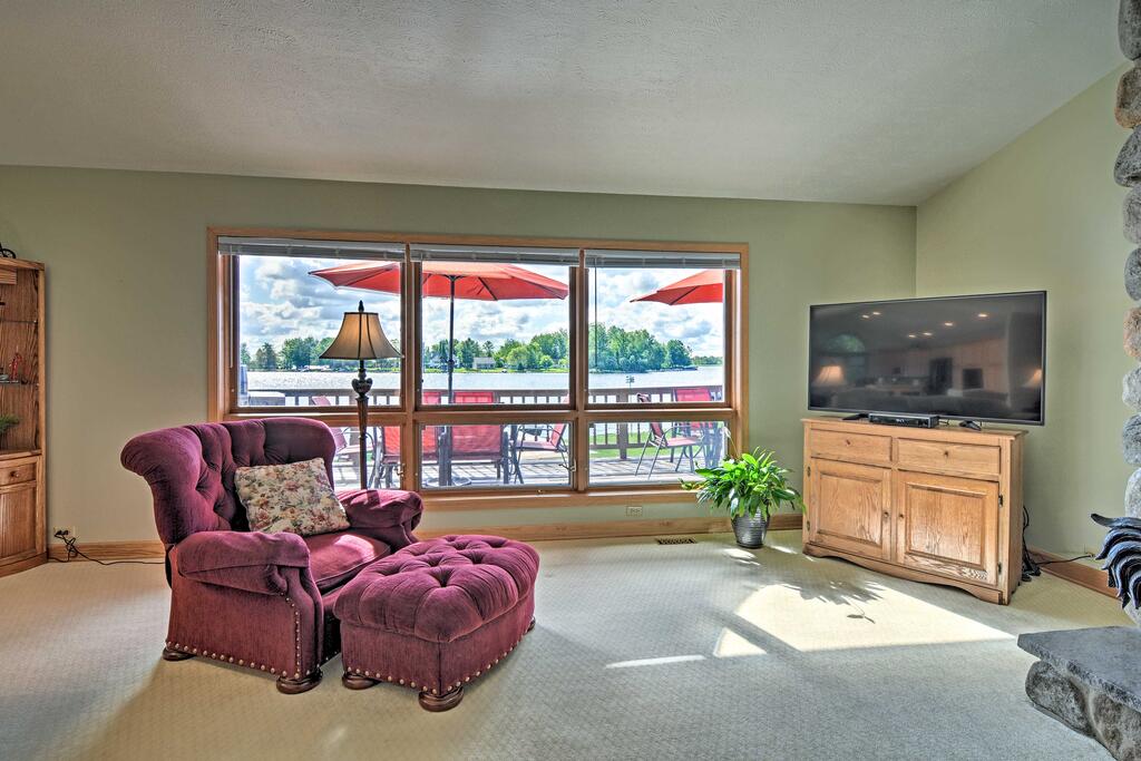 Large Waterfront Cottage With Boat Dock & Beach - thumb 3