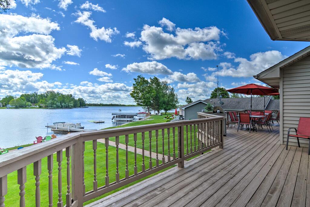 Large Waterfront Cottage With Boat Dock & Beach - thumb 1