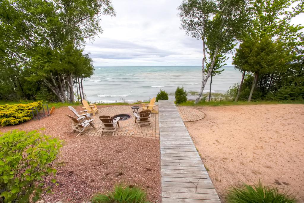 Lavish Charlevoix Home With Fire Pit On Lake Michigan - thumb 2