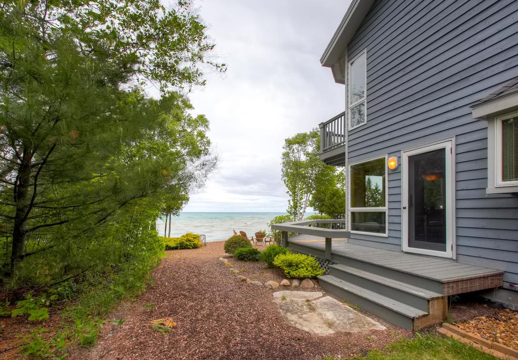 Lavish Charlevoix Home With Fire Pit On Lake Michigan - thumb 1