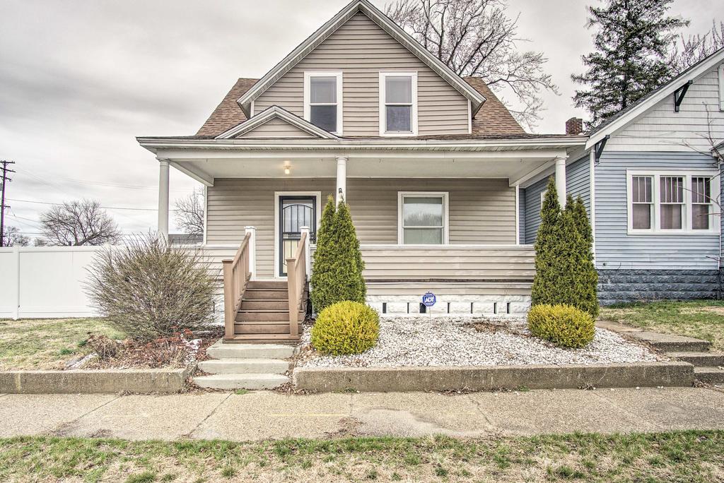 Muskegon Getaway With Fire Pit And Patio Less Than 1Mi To Lake! - thumb 0