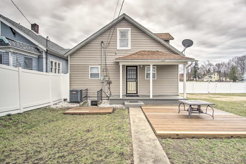 Muskegon Getaway With Fire Pit And Patio Less Than 1Mi To Lake! - thumb 1