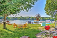 NEW Bright 4BR Plymouth Cottage on Crystal Lake Accommodation Michigan