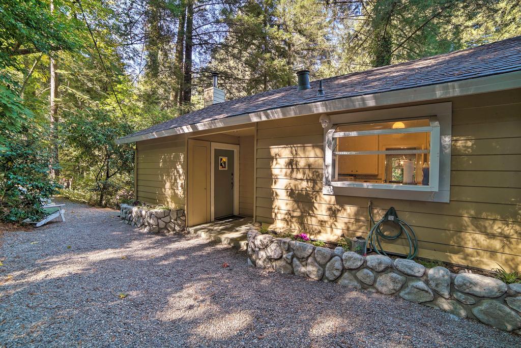 Riverfront Cottage In Redwoods W/ Decks + Beach! - thumb 1