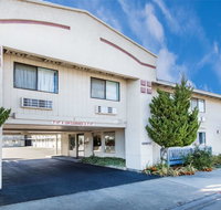 Super 8 by Wyndham Bishop - Accommodation Michigan