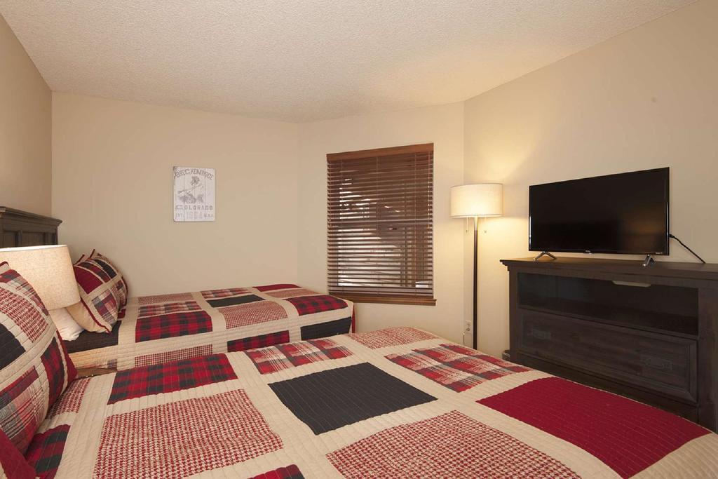 Tyra Summit - thumb 1