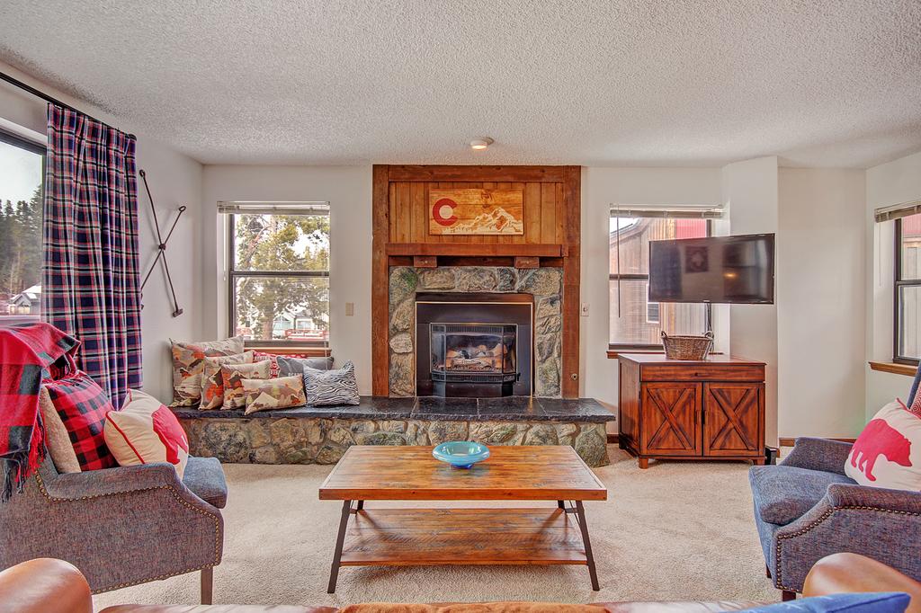 Tyra Summit A2E/F Condo - thumb 2