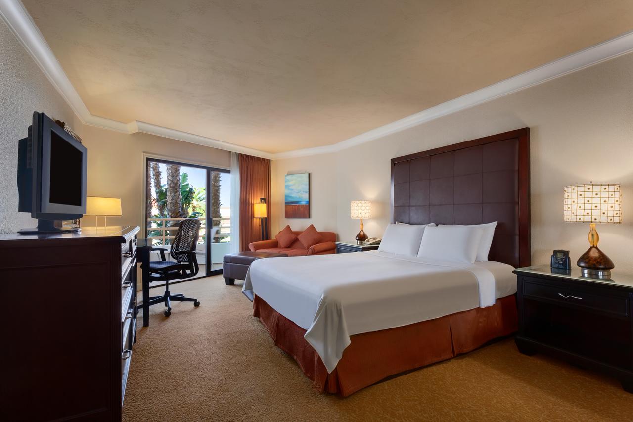 The Waterfront Beach Resort, A Hilton Hotel - thumb 3