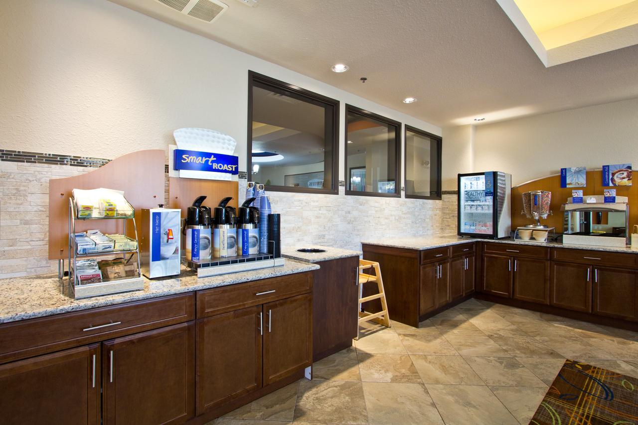 Holiday Inn Express And Suites Denver East Peoria Street - thumb 1