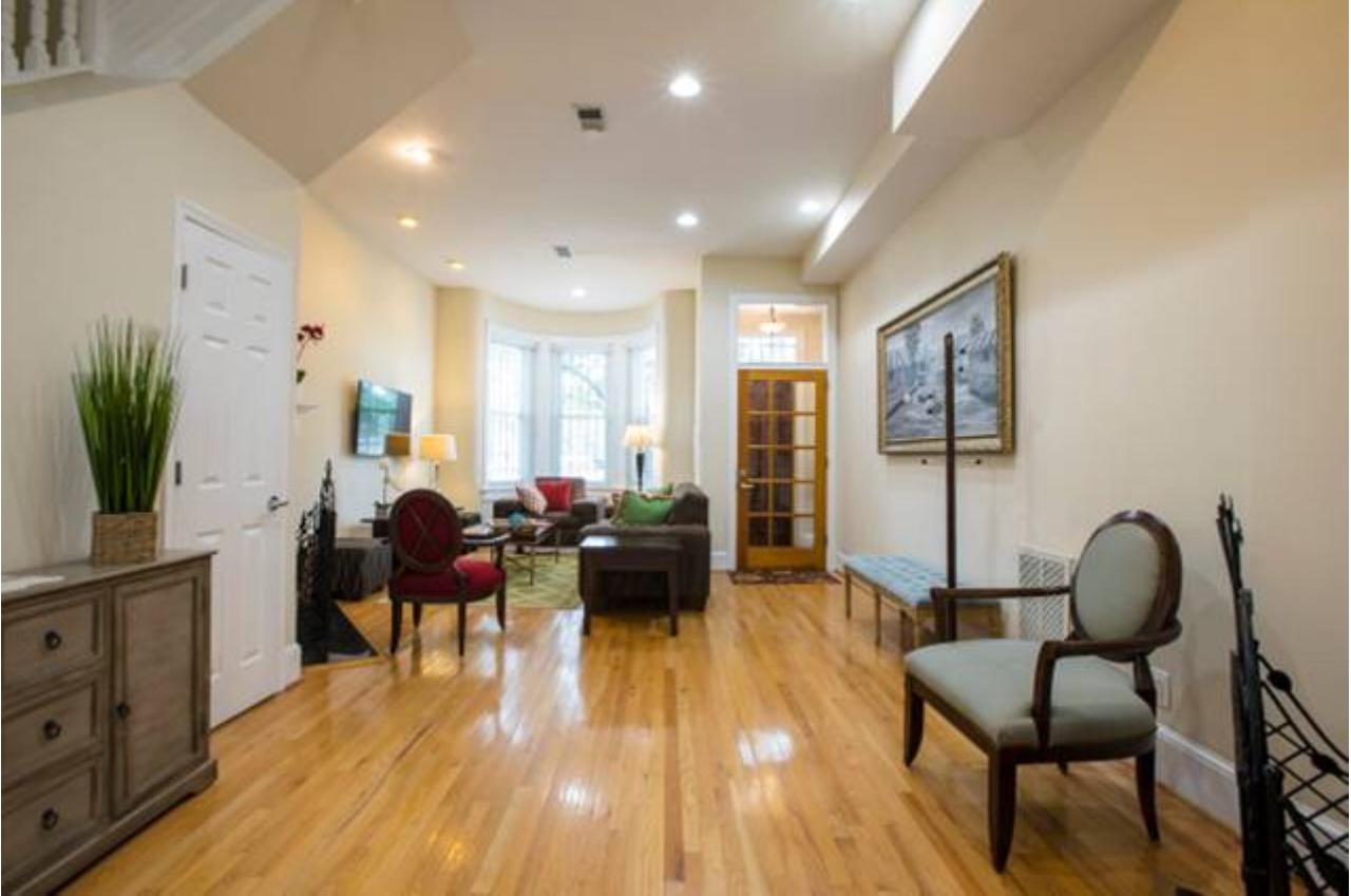 Convention Center/Logan Circle Large Cozy House. - thumb 3