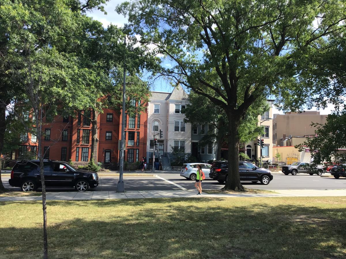 Convention Center/Logan Circle Large Cozy House. - thumb 4