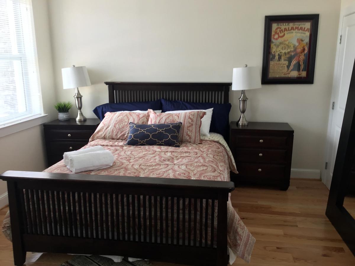 Convention Center/Logan Circle Large Cozy House. - thumb 40