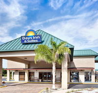 Days Inn  Suites by Wyndham Davenport - Accommodation Michigan