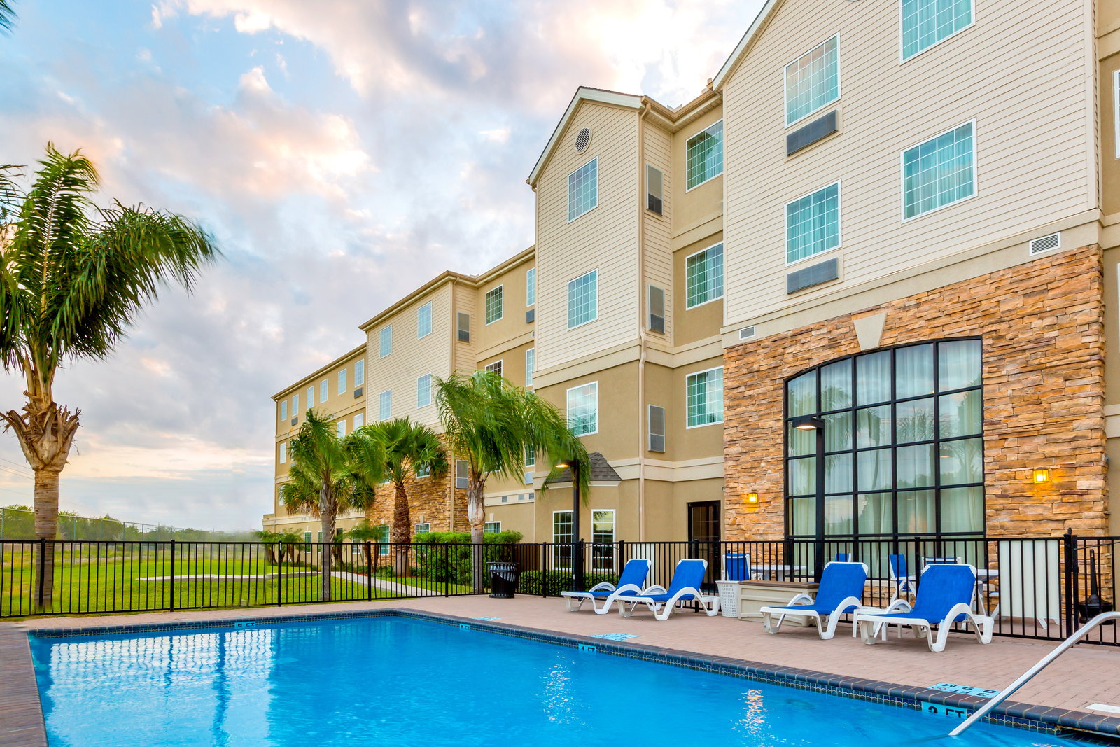 Staybridge Suites - thumb 7
