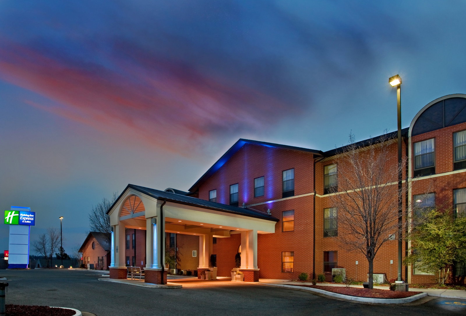 Holiday Inn Express & Suites Batesville - thumb 0