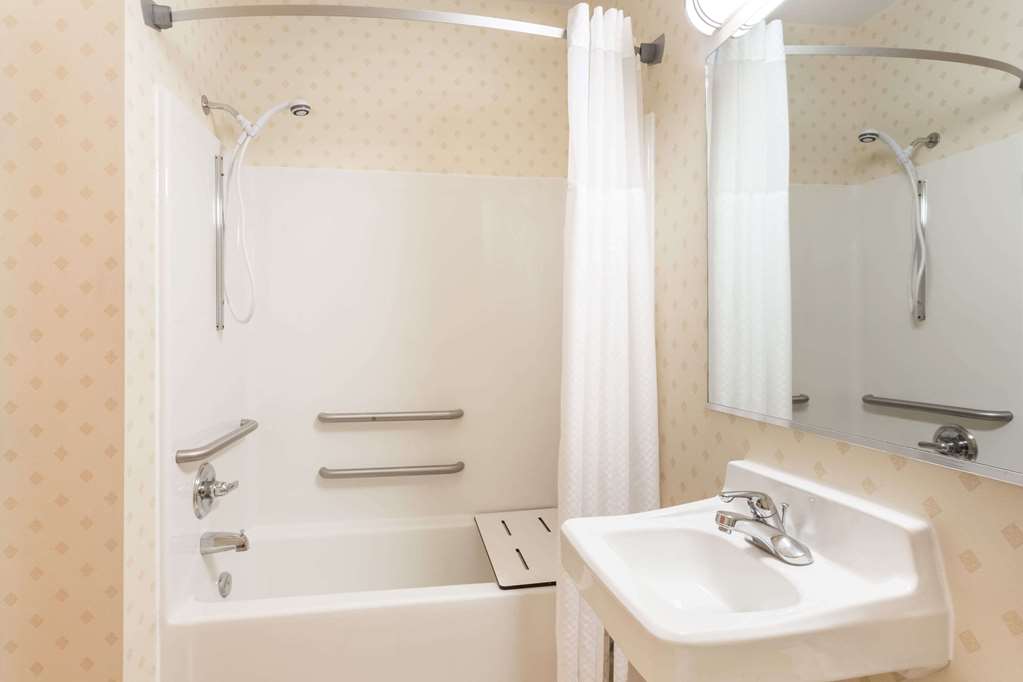 Super 8 Huntington - thumb 2