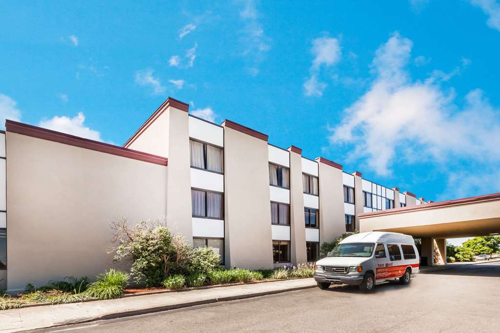 Ramada Lansing Hotel & Conference Ctr - thumb 0