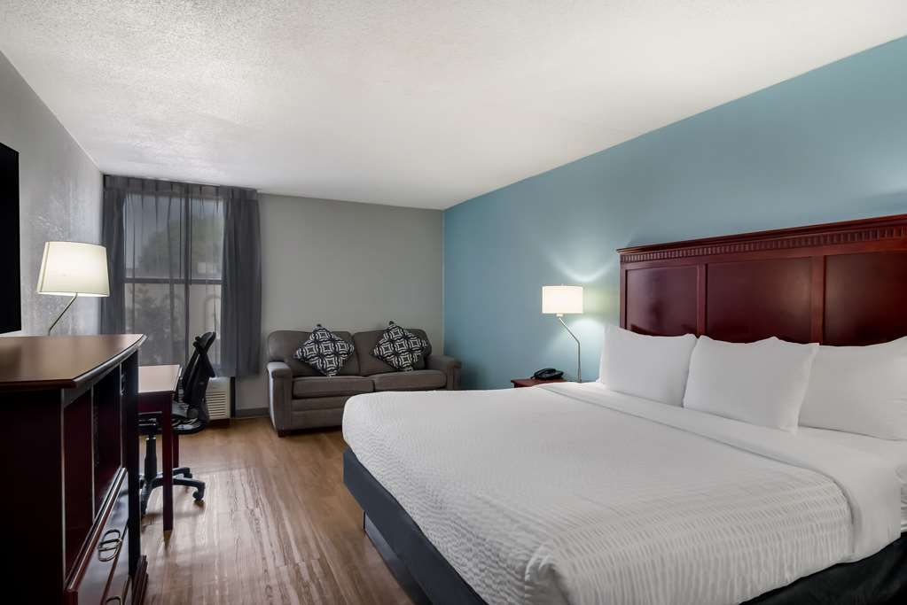 Clarion Inn & Suites Airport Grand Rapid